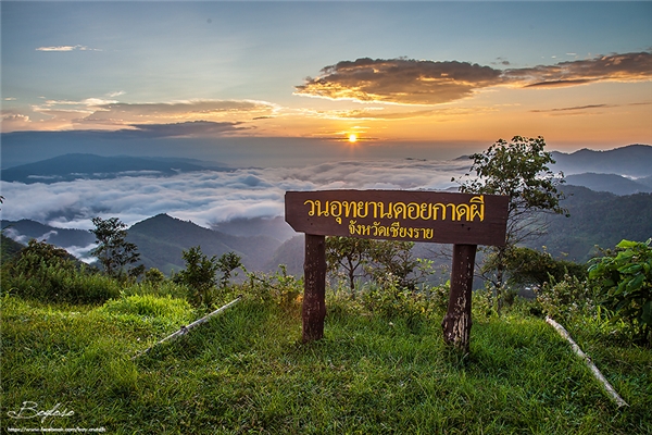 Một điểm cộng cho Doi Kat Phee là bạn không cần phải lo về đoạn đường lên núi vì sẽ có dịch vụ xe đưa bạn lên để tha hồ ngắm mặt trời mọc. (Ảnh: Internet)