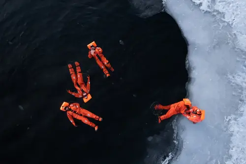 Ice Floating Murmansk: Vì Sao Nổi Giữa Nước Băng Giá?