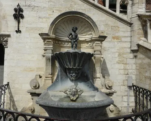Manneken Pis – Ý Nghĩa Lịch Sử Thú Vị Về Tượng Chú Bé Đứng Tè Ở Bỉ