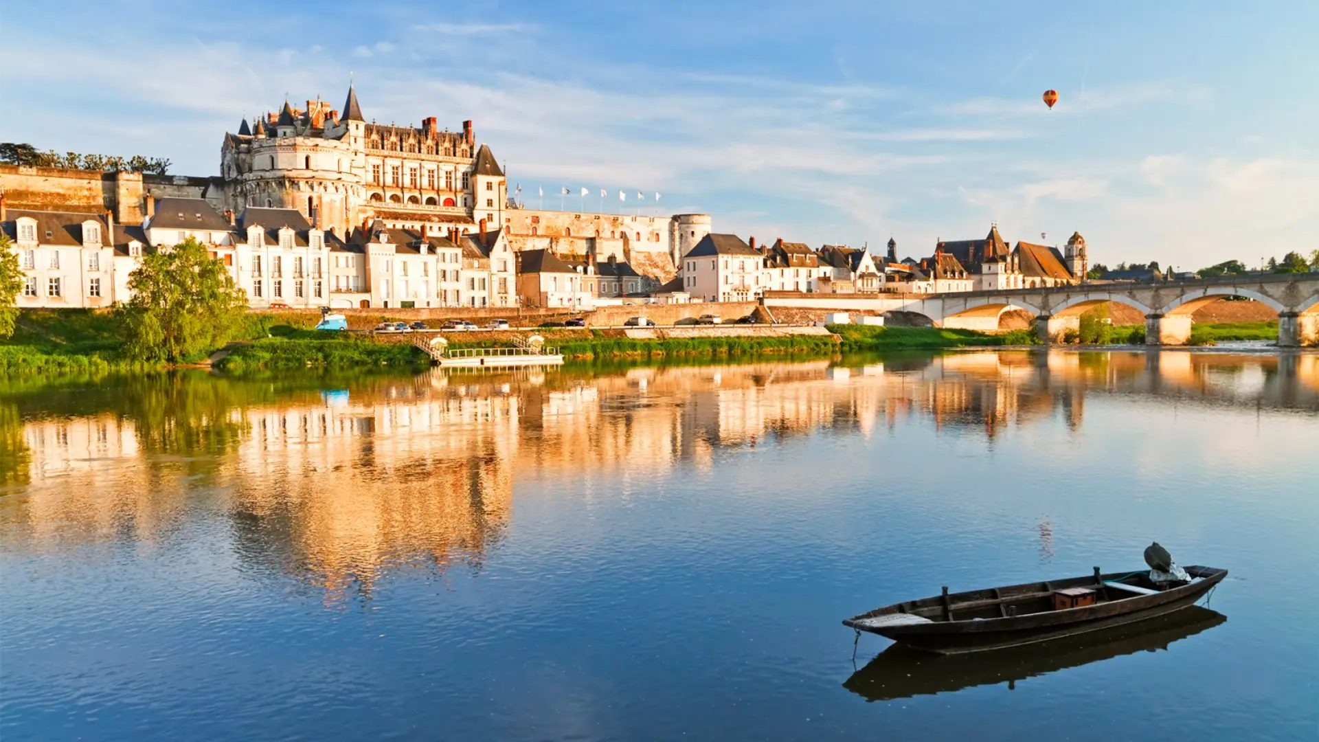 Đạp xe giữa thung lũng Loire Pháp - Khám phá miền cổ tích Châu Âu 2026  