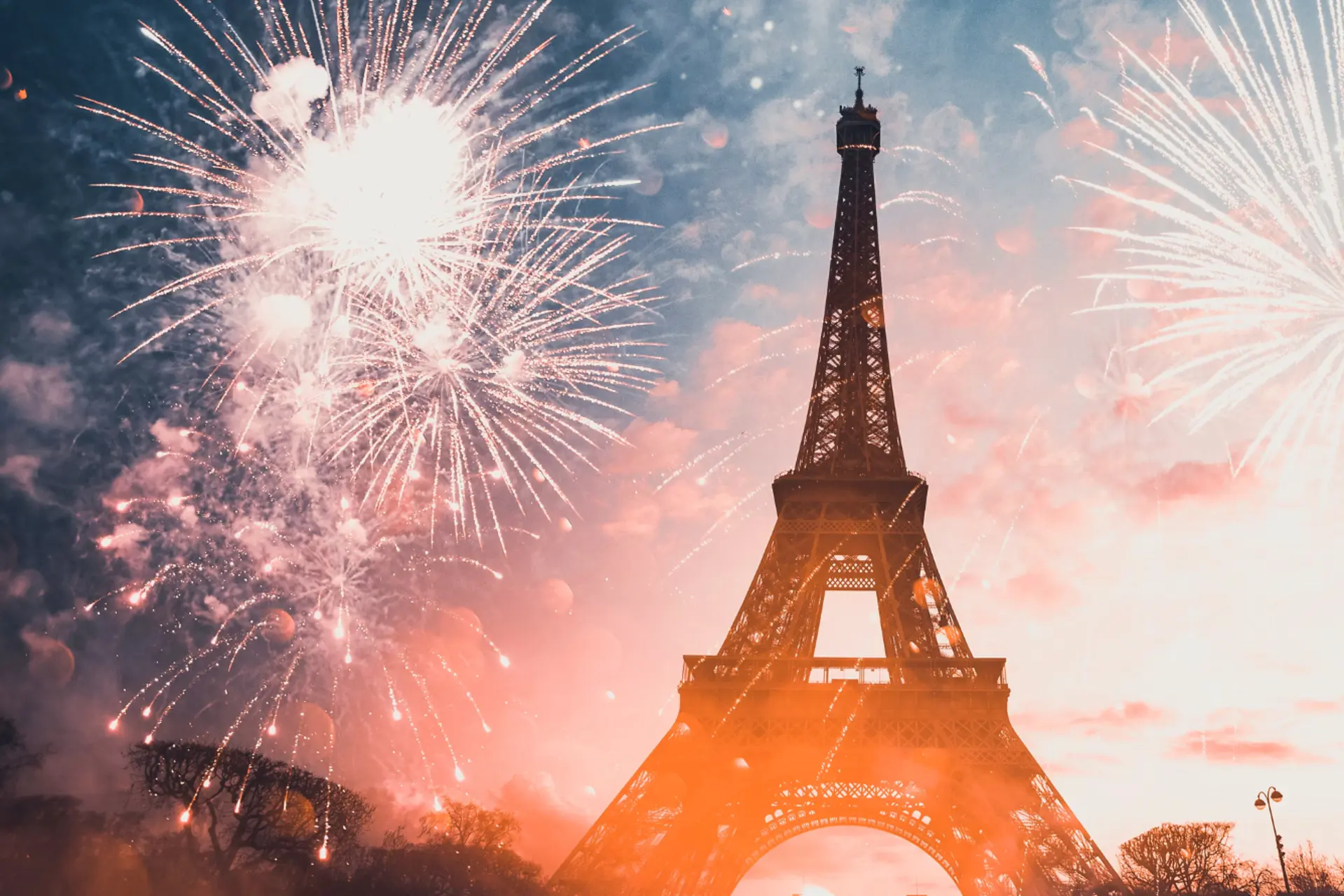 Giao thừa Paris 2025 – Ngắm pháo hoa Champs-Élysées & chào năm mới rực rỡ