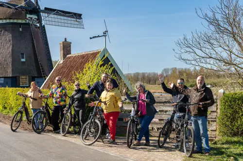 Đạp xe quanh Amsterdam mùa thu – Khám phá vẻ đẹp mùa lá vàng Châu Âu