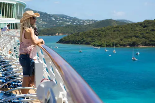 Du thuyền Star Voyager hay tour Hong Kong truyền thống 2026 - Nên chọn hình thức du lịch nào?