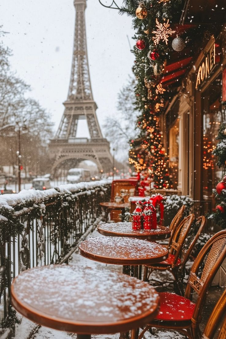 Paris mùa đông 2025 – Tháp Eiffel lung linh ánh đèn Giáng sinh