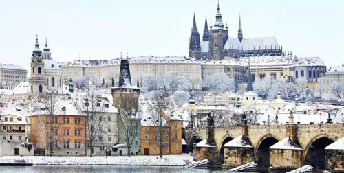 Prague mùa đông – Thành phố cổ tích bên dòng sông Vltava rực rỡ trong tuyết trắng