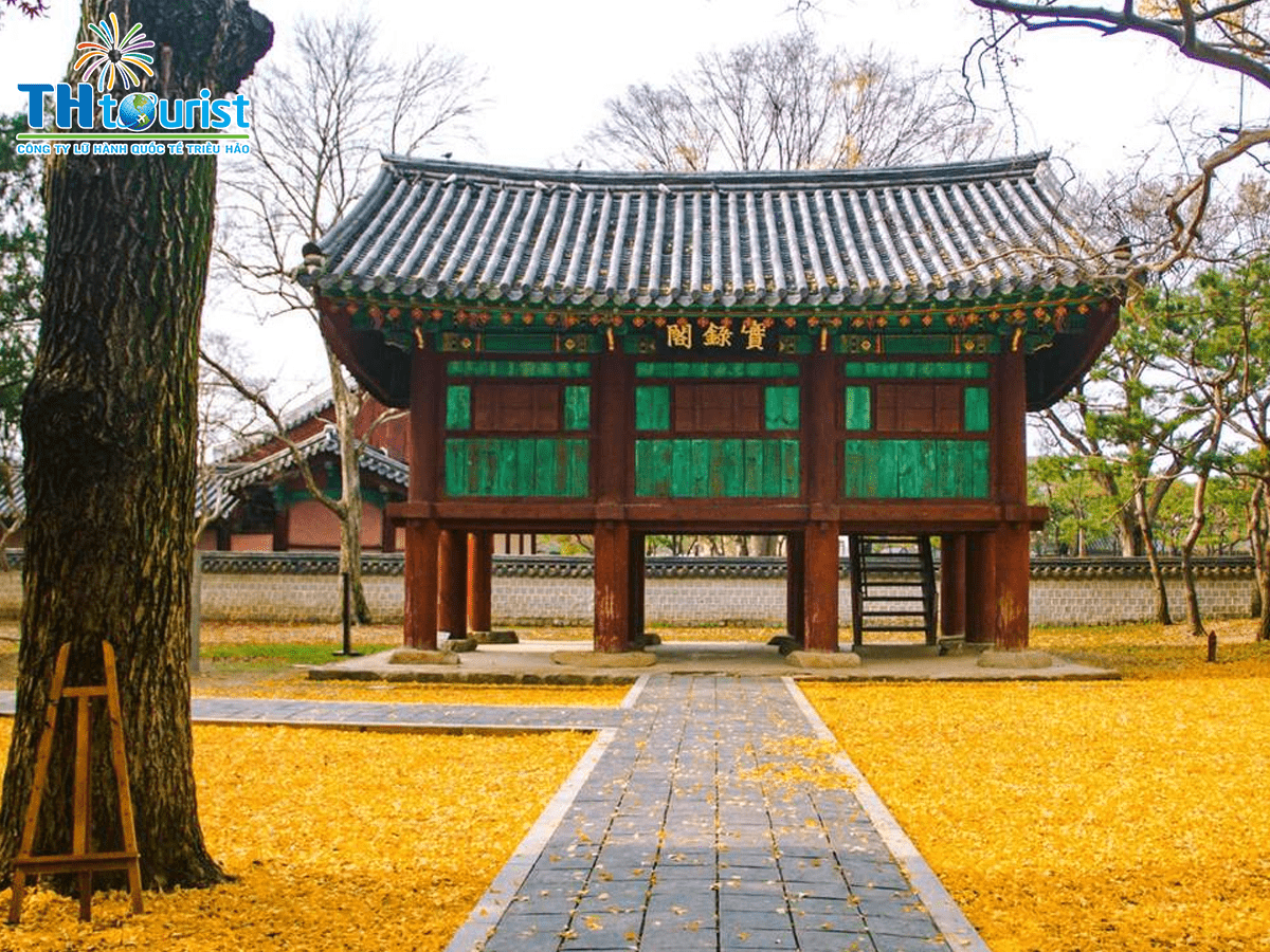 Du lịch Hàn Quốc: Với những ngôi đền cổ kính, những khu phố cổ và những ngọn đồi xanh tươi, Hàn Quốc là một địa điểm lý tưởng cho những ai muốn tìm kiếm sự bình yên và thư thái. Mùa thu là thời điểm tuyệt vời để du lịch đến Hàn Quốc, khi cảnh sắc thiên nhiên trở nên rực rỡ và đẹp đẽ hơn bao giờ hết.